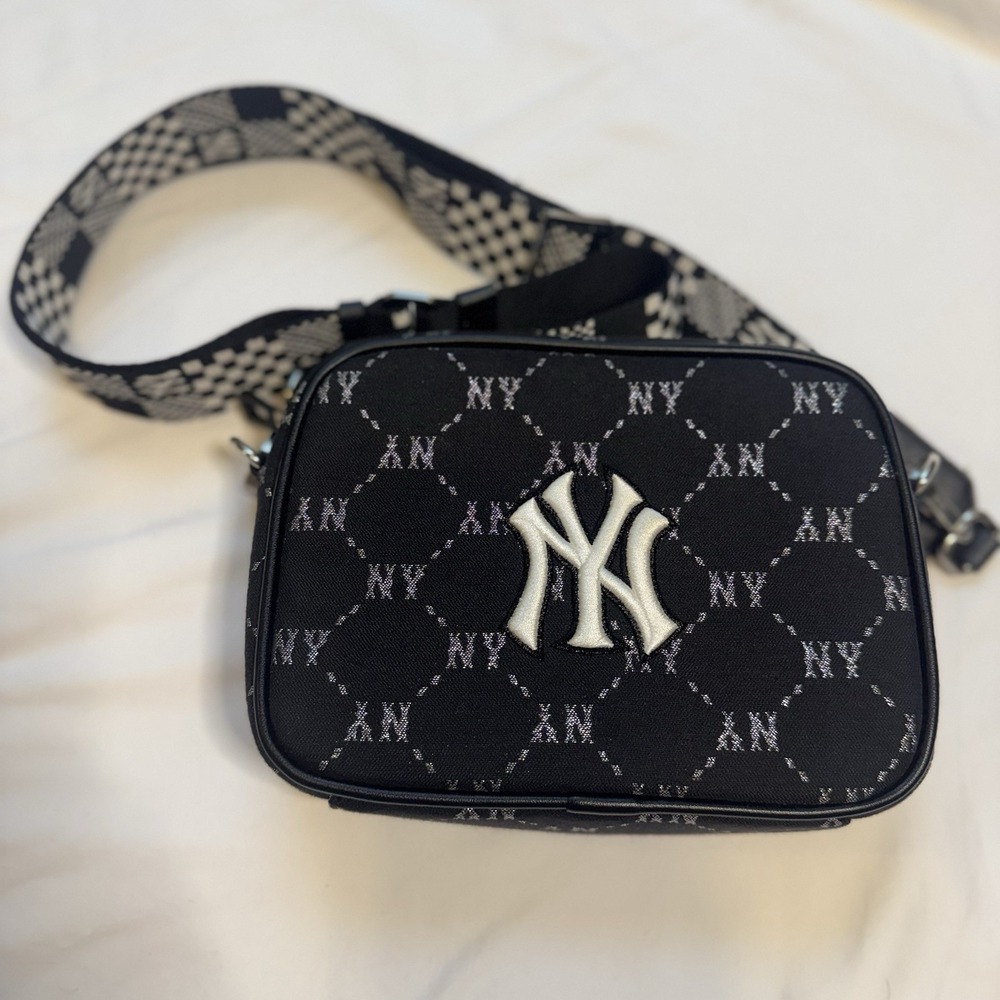 MLB New York Yankees Logo Small Crossbody Bag Black/Gray Adjustable Strap Pouch